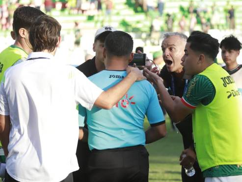 Pablo Lavallén corrió a reclamarle energicamente a los árbitros del partido con un celular en la mano mostrando la jugada que desató la polémica