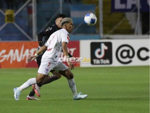 20’: ¡TARJETA AMARILLA! Solani Solano es amonestado por el árbitro. FOTOS: Andro Rodríguez | Emilio Flores.