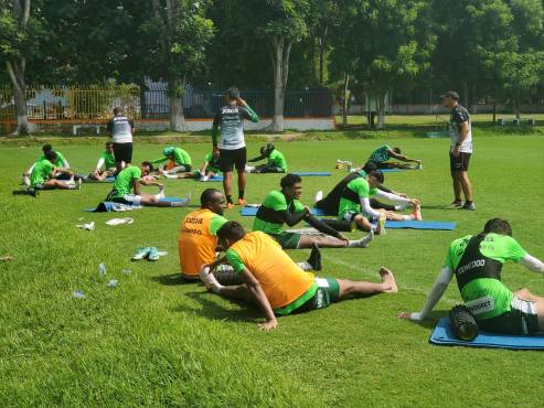 Cristian Sacaza entrenándose con el Marathón, a pesar de no tener actividad futbolística en los próximos días.