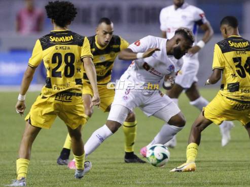 Jorge Benguché conduce el balón ante la marca de tres jugadores del Real España. FOTOS: Neptalí Romero | Alexis Muñoz.