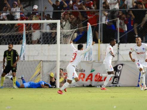 Buba López condenó al Real España regalando una jugada que terminó en gol olimpista.