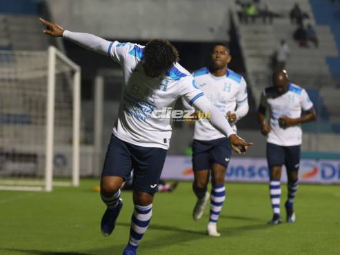 Carlos Pavón ya suma tres goles en el partido de despedida de Rambo de León. FOTOS: Mauricio Ayala | Andro Rodríguez | David Romero.
