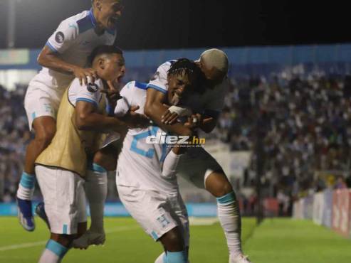 Así festejó Bryan Róchez el golazo ante México en el estadio Chelato Uclés. FOTOS: Mauricio Ayala | Andro Rodríguez | David Romero.