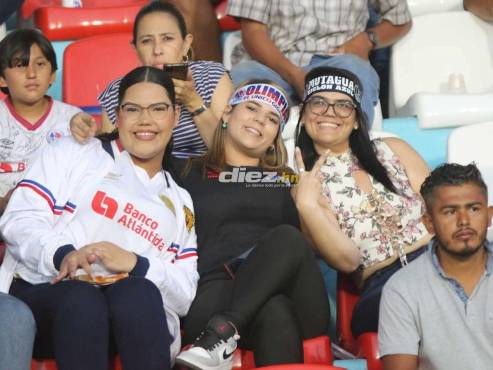 Las hermosas aficionadas del Olimpia se hicieron presentes en el Nacional Chelato Uclés. FOTOS: Alex Pérez | David Romero.