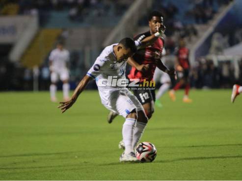 27’: ¡QUÉ CERCA! Alex López suelta un gran derechazo que se va por encima de la cabaña de Trinidad y Tobago. FOTOS: David Romero | Andro Rodríguez.