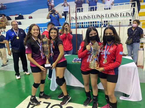 Bonito momento. La capitanas de G&amp;S y de Warriors se entregaron los trofeos de primer y segundo lugar como muestra de amistad entre ambas naciones.