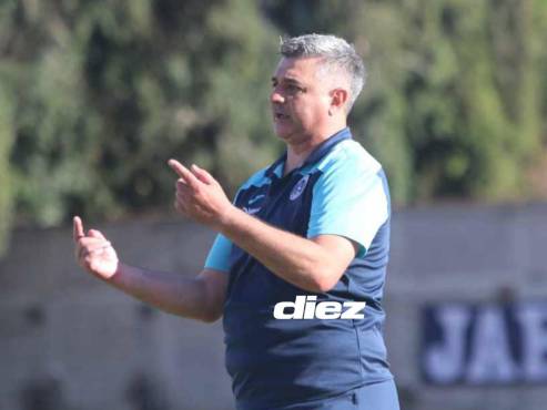 Diego Vázquez en su regreso a los banquillos luego de cumplir una suspensión.