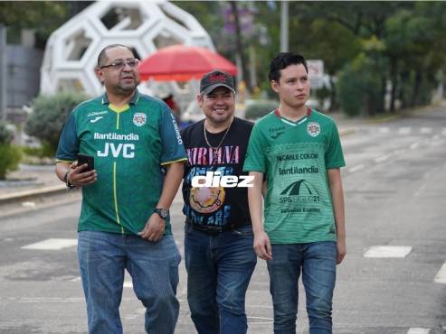 Los aficionados del Maratón se hacen presentes en el Estadio Morazán. FOTOS: MAURICIO AYALA.