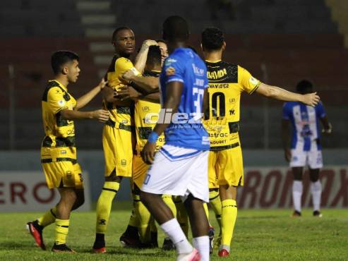 Así festejó Real España el gol de Arnaldo Urbina ante el Victoria en el estadio Ceibeño. FOTO: Esaú Ocampo.