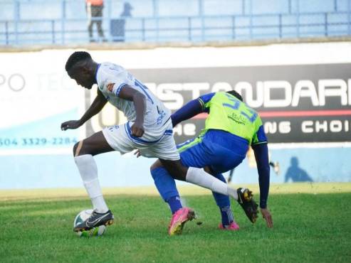 Luis Hurtado domina el balón ante la marca de Nelson Muñoz. FOTO: CDV.