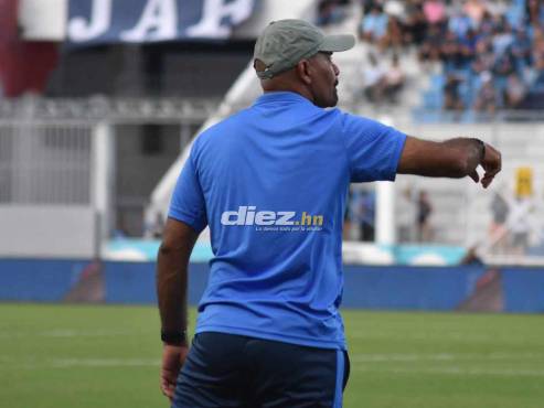 Ninrod Medina dirigiendo en el Estadio Nacional de Tegucigalpa. FOTO: Alex Pérez.