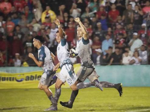 Klusener fue autor de dos goles en el primer tiempo ante CD Choloma.