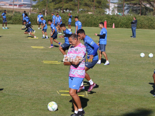 Hernán Tota Medina supervisa el entrenamiento de sus jugadores en el complejo Pedro Atala. Foto: Andro Rodríguez.