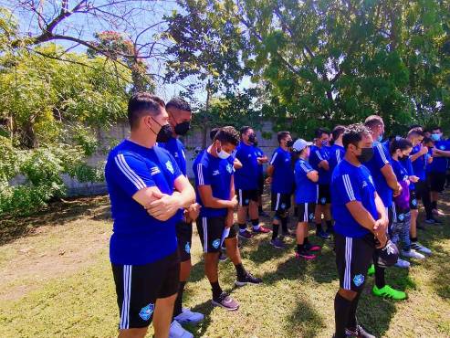 Carlo Costly se comienza a preparar para ser director técnico. “El que vive para servir, sirve para vivir”