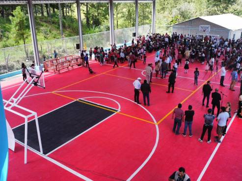 La ceremonia de inauguración tuvo un aforo importante en el municipio de Chinacla.