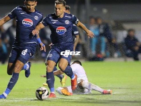 Marcelo Santos domina la esférica ante la marca de Edwin Rodríguez. FOTOS: David Romero | Marvin Salgado.