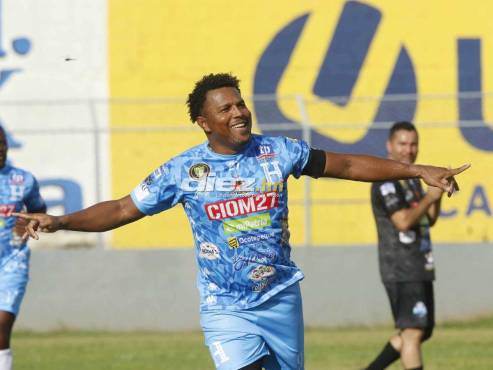 Carlos Pavón anotó doblete y celebró sus goles como en los viejos tiempos en el Real España y Selección de Honduras. FOTO: Neptalí Romero.