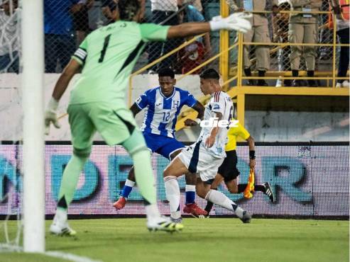 27': La Selección de Honduras busca a contrarreloj el 1-0 ante Costa Rica por la Eliminatoria. FOTOS: Mauricio Ayala | NEPTALÍ ROMERO | YOSEPH AMAYA | MOISÉS VALENZUELA.