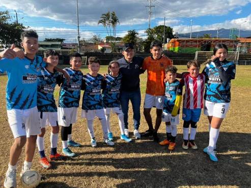 El Profesor Elmer Zelaya con los niños y niñas de la academina