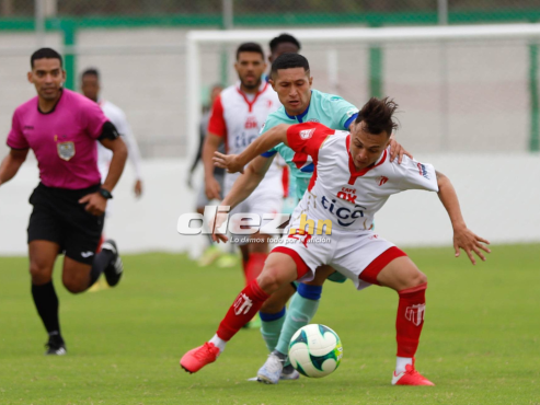 Héctor Castellanos marca a un futbolista del Real Estelí en el Estadio Carlos Miranda de Comayagua.