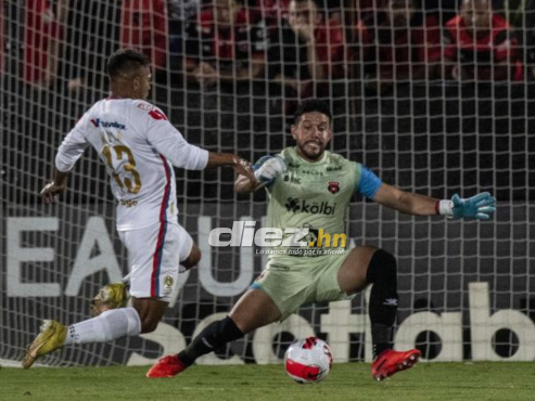 Brayan Moya encara a Leonel Moreira, portero de de la Liga Deportiva Alajuelense.