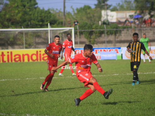 Real Sociedad y Real España regalaron un electrizante partido en el Estadio Francisco Martínez de Tocoa. FOTO: Gilberto Villalobos.