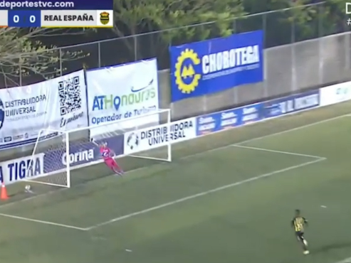 Celio Valladares no pudo alcanzar el tremendo riflazo del volante Jhow Benavidez en el Estadio Emilio Williams de Choluteca.