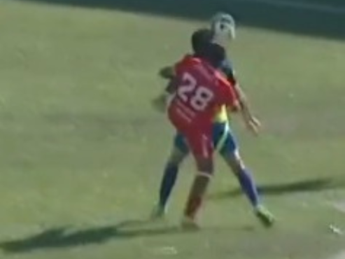 César Oseguera le hace una sobrecarga por la espalda al argentino Agustín Auzmendi.