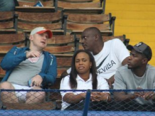 Maynor Figueroa captado con su esposa en el Estadio Doroteo Flores de Guatemala.