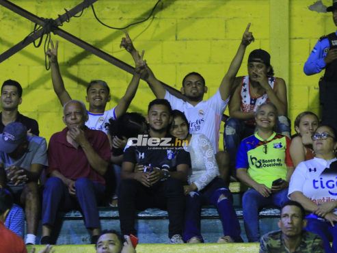 ¡Qué lindo el fútbol, señores! Así se vive el ambiente en el Estadio Humberto Micheletti de El Progreso. FOTO: Neptalí Romero.