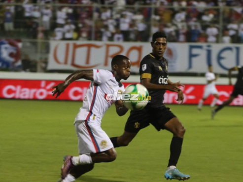 Solani Solano intenta ganarle en velocidad a Fabricio Galindo en el Estadio Carlos Miranda. FOTO: Álex Pérez.