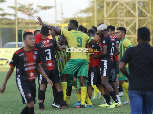 Jerrick Díaz, delantero del Parrillas One tuvo que intervenir en medio de la bronca. FOTO: Neptalí Romero.