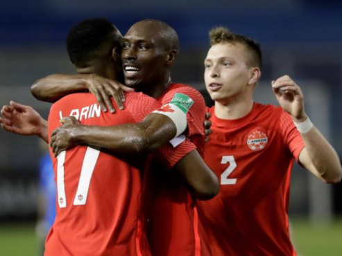 El festejo de Cyle Larin en uno de los goles anotados a Honduras en el BMO Field de Toronto.
