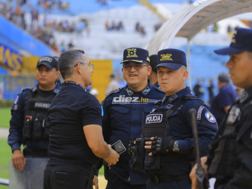 La seguridad policial está presente en el Estadio Olímpico de San Pedro Sula. FOTO: Neptalí Romero.
