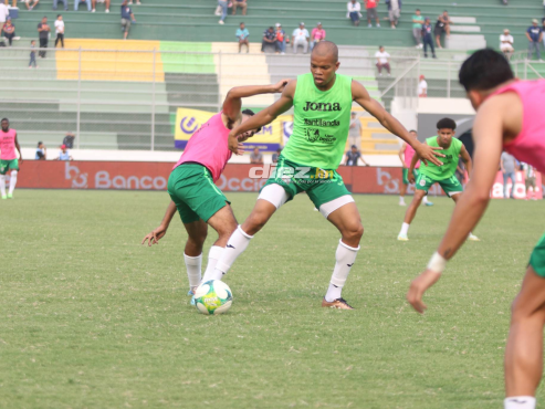 El calentamiento de Marathón en el Estadio Carlos Miranda de Comayagua. FOTO: Alex Pérez.