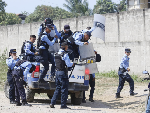 Instantes en el que efectivos de la Policía Nacional llegan a las instalaciones del Francisco Martínez de Tocoa. FOTO: Neptalí Romero.