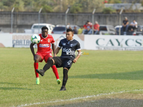 Real Sociedad y Honduras Progreso están jugando el primer partido por el no descenso en el Estadio Francisco Martínez de Tocoa. FOTO: Neptalí Romero.