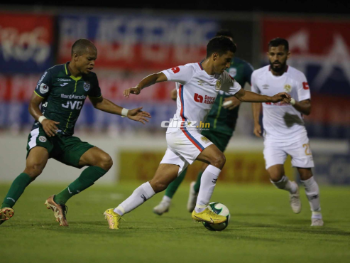 José Mario Pinto controla la esférica en el Estadio Carlos Miranda de Comayagua. FOTO: David Romero.