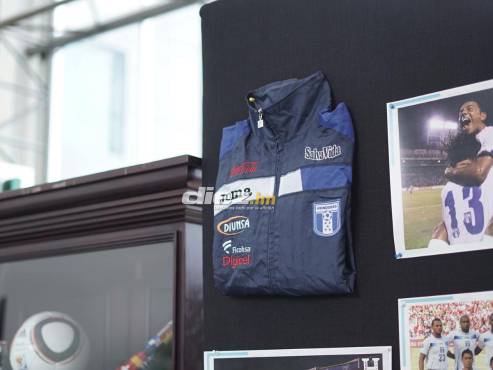 La chamarra de 2009, la jabulani y fotos memorables de Reinaldo Rueda engalanarán el evento de la presentación de Reinaldo Rueda. FOTO: Mauricio Ayala.