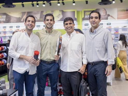 Aficionados del tenis equipándose para su próximo juego, además que Sportia ofrece accesorios e indumentaria para cada deporte.