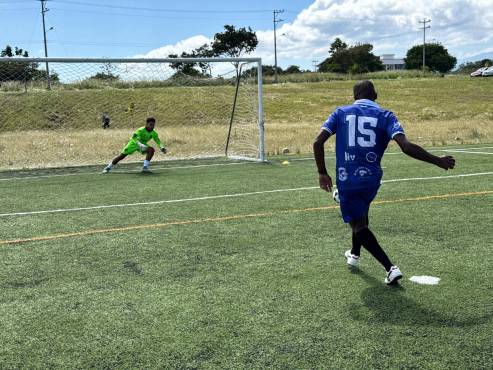 La alegría de un joven portero al ser entrenado por Alberth Elis y otros futbolistas de la Selección de Honduras