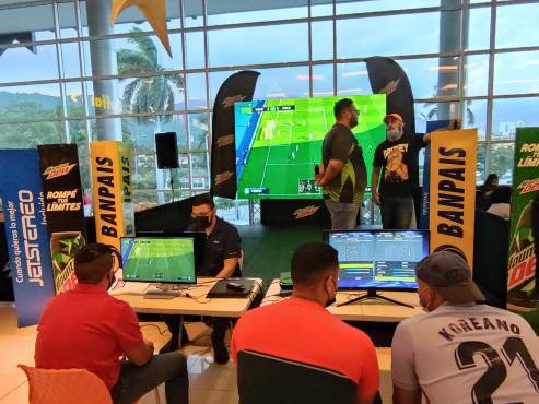 Los monitores de los jugadores transmitían a una pantalla más grande, para que el público pudiera ver los partidos.