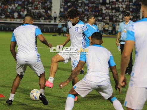 David Ruiz controla el balón ante la marca de David Ruiz en el calentamiento previo al choque ante Granada. FOTOS: Alex Pérez | Andro Rodríguez.