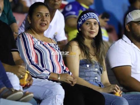 Las bellas chicas se hicieron presente en el estadio Ceibeño para disfrutar del Victoria-Olimpia. FOTO: Esaú Ocampo.