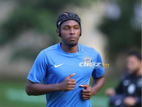 DIEZ conoció que Alberth Elis jugará a nivel profesional con un casco protector. FOTOS: Mauricio Ayala.