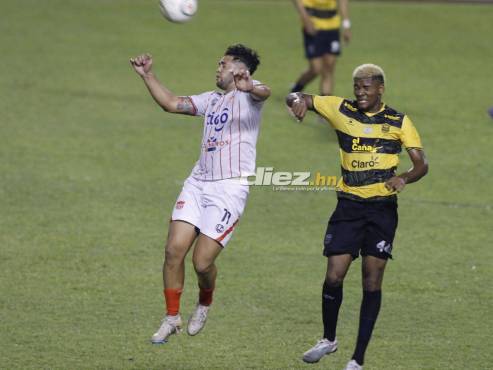Josué Villafranca y Anfronit Tatum han tenido un par de roces en el Olímpico Metropolitano. FOTOS: Mauricio Ayala | Neptalí Romero.