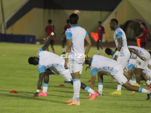 La Selección Nacional de Honduras entrenando en el estadio Félix Sánchez de Santo Domingo.