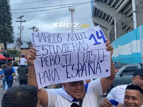 ”Marcos aquí estuvieras, pero te fuiste para España”, dice la pancarta de este catracho.