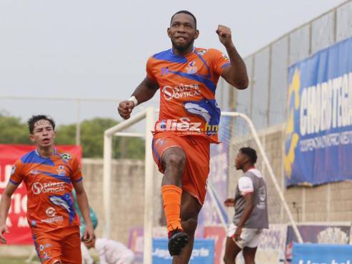 La celebración de Jairo Róchez en su gol ante el Vida por el no descenso. FOTOS: Esaú Ocampo | Marvin Salgado.