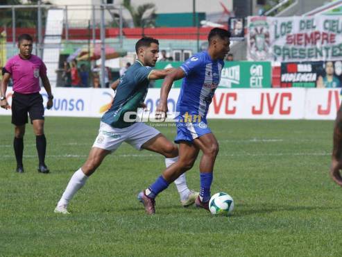 Sebastián Gorga intenta robarle el balón a Frelys López, exjugador verdolaga. FOTO: Neptalí Romero.
